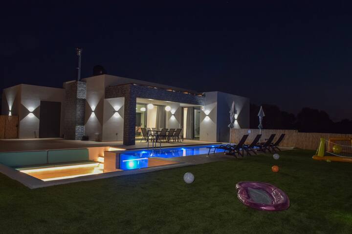 Paraga Luxury Villa gallery image 4