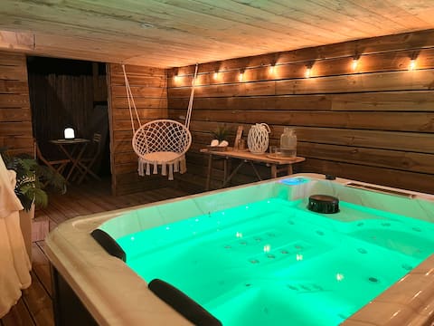 Romantic Relaxation Getaway with Private Hot Tub