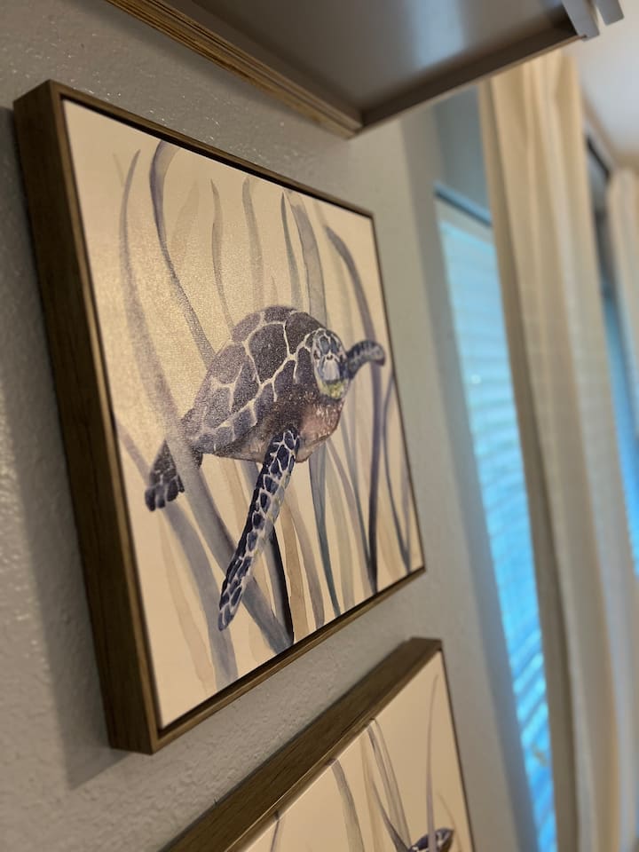 Upptäck charmen i vårt boende med detta fängslande konstverk med en sköldpadda på väggen! Perfekt inramad, det ger en nyckfull touch till din vistelse. Upplev ögonblick av inspiration och kreativitet under din resa! ✨ #Airbnb #ArtInspiratio
