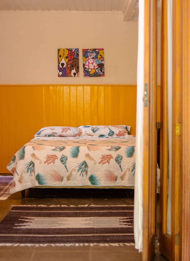 Suite 4 (Ground floor) - Mayroon itong double bed, bentilador, at sabitan ng damit. Hindi kailangang gamitin ang air conditioner dahil napakalamig ng kuwarto kahit mataas ang temperatura. 