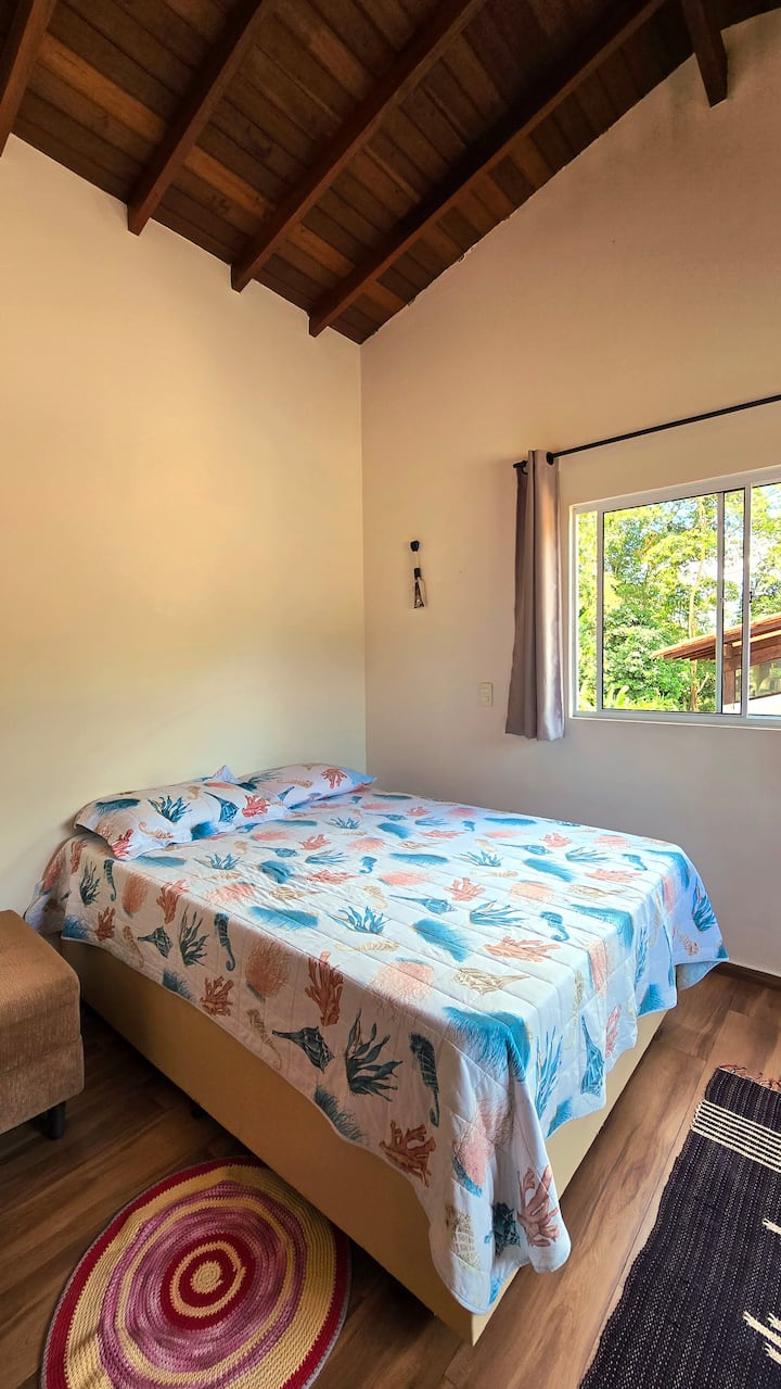 Suite 2 (Pang-itaas na palapag) - May double bed, bunk bed, air conditioning, at sabitan ng damit. 