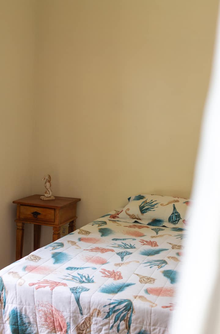 Suite 1 (Ground Floor) - May double bed, air‑condition, at sabitan ng damit. 