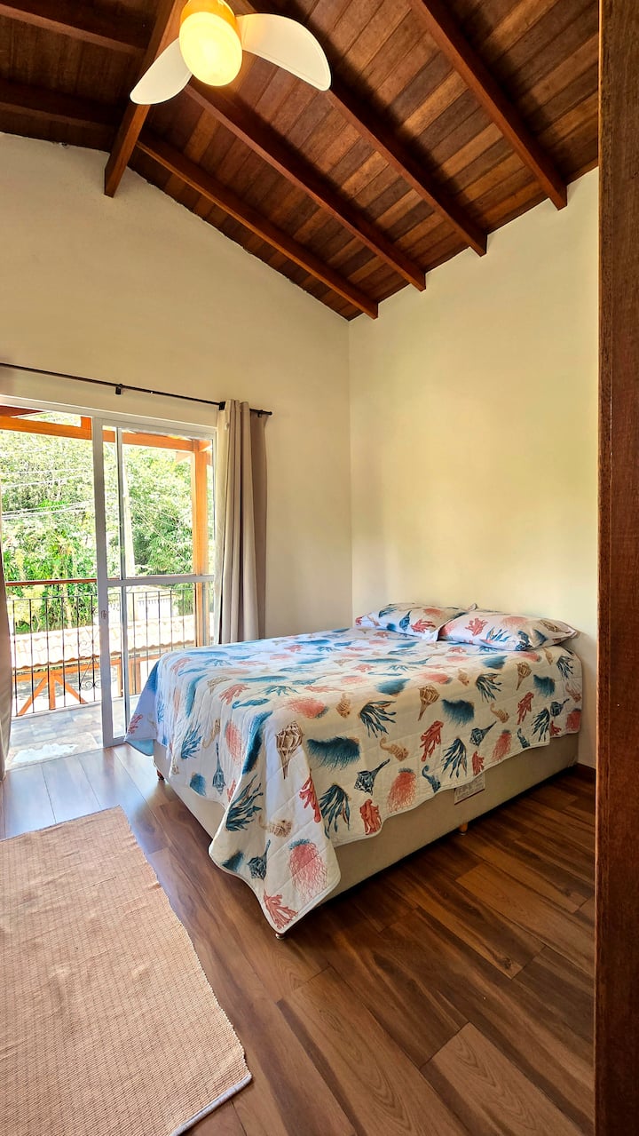 Suite 3 (Superior) - May double bed, single bed, air conditioning, sabitan ng damit, at balkonahe. 