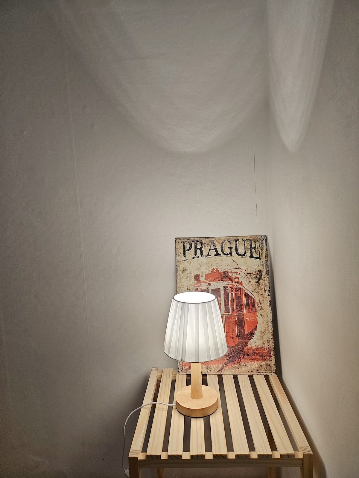 Dhoma e vogël mund të ruajë një transportues të madh dhe nga 4 persona, ofrohet një shtresë e sipërme, kështu që mund të akomodojë deri në 6 persona:) 