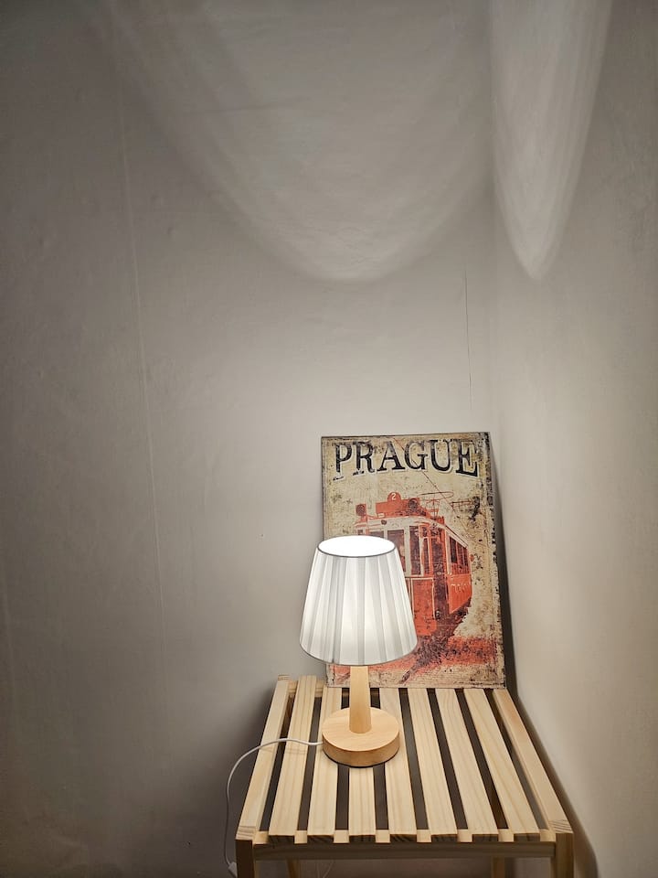 პატარა ოთახში დიდი სატრანსპორტო საშუალების შენახვაა შესაძლებელი, ხოლო 4 ადამიანისთვის გათვალისწინებულია დამატებითი საწოლი, ამიტომ აქ მაქსიმუმ 6 ადამიანის განთავსებაა შესაძლებელი:) 