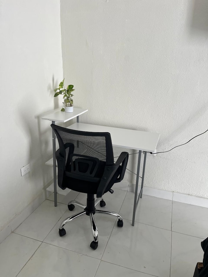 mesa de trabajo en la habitación 