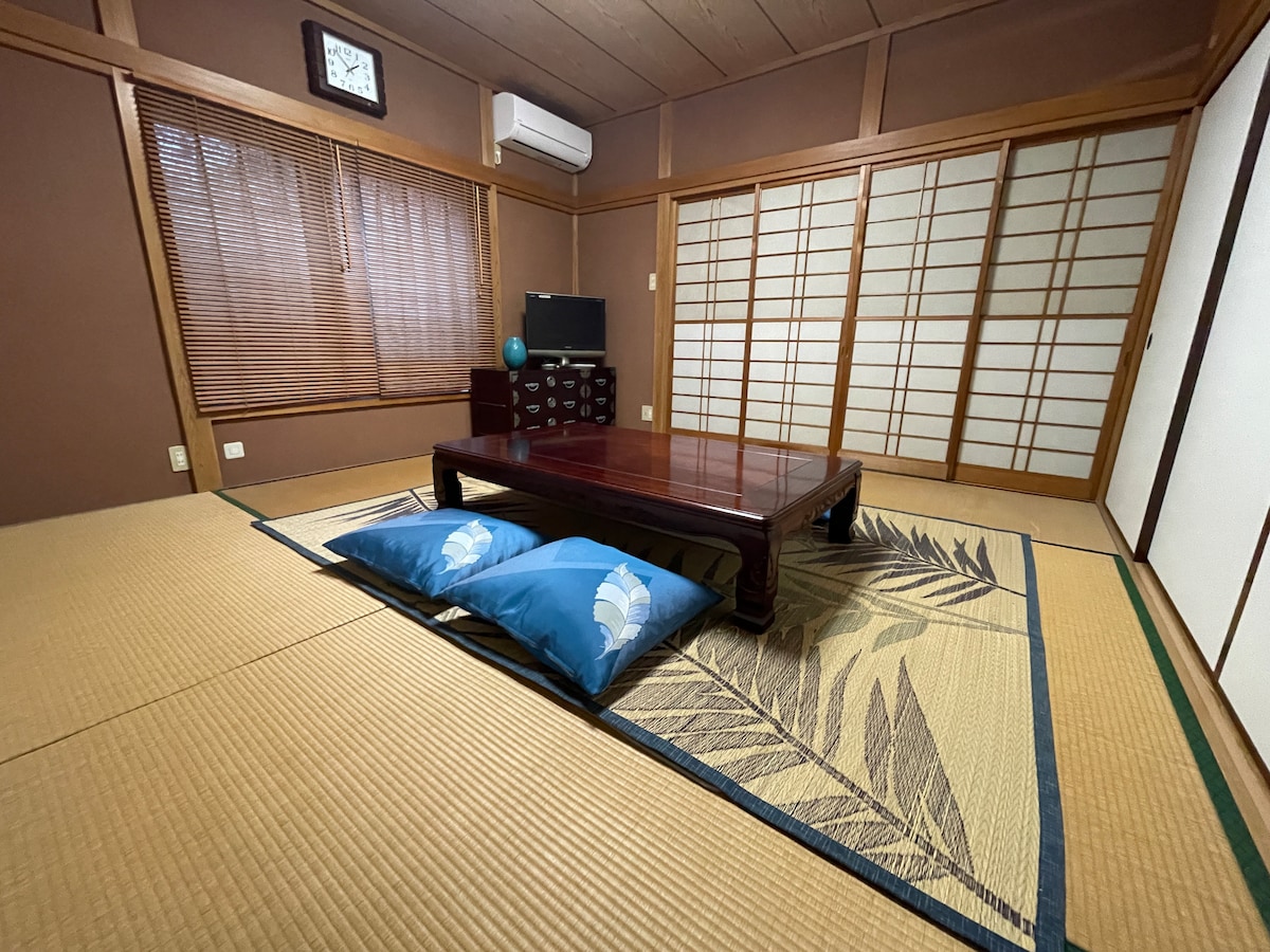 Ni chumba cha mtindo wa Kijapani kilicho na mikeka 8 ya tatami.Kuna upande wa ukingo upande wa nyuma wa shoji na kiti cha kukandwa kinapatikana pia.