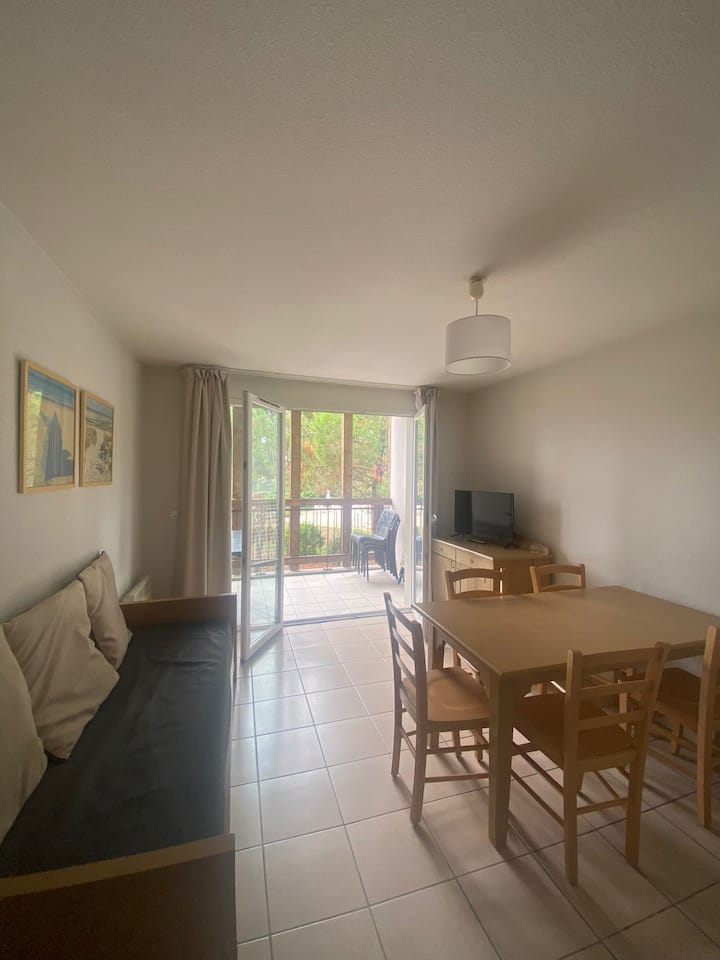 Cocina, sala de estar, sofá cama.
Terraza con vistas a los pinos y a la piscina.