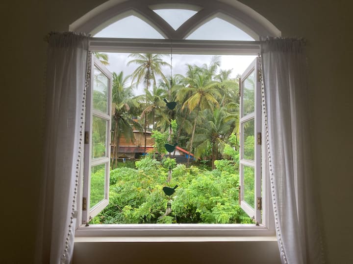 Habitación de invitados en la planta superior. Cerca del baño. Dos camas individuales que se pueden juntar. 