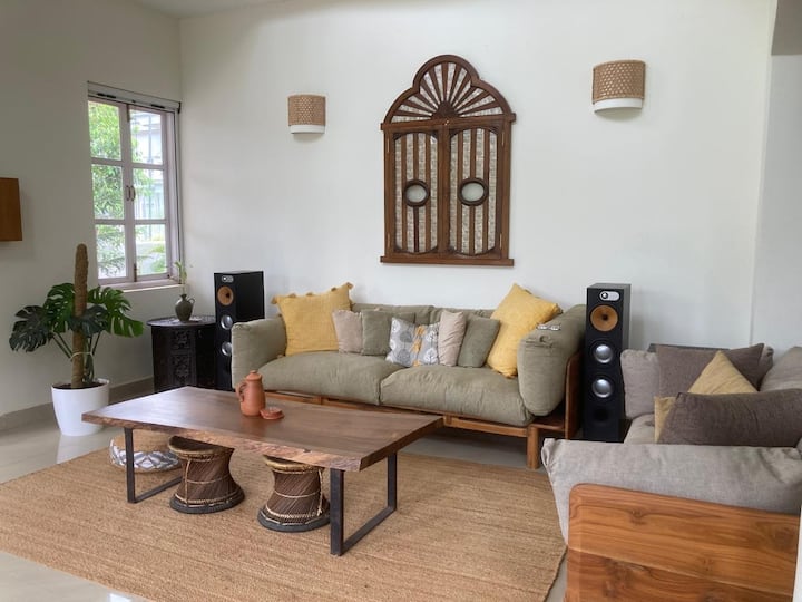 Living room image 7