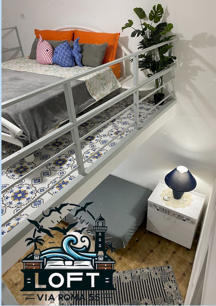 带双人床的阁楼房间 