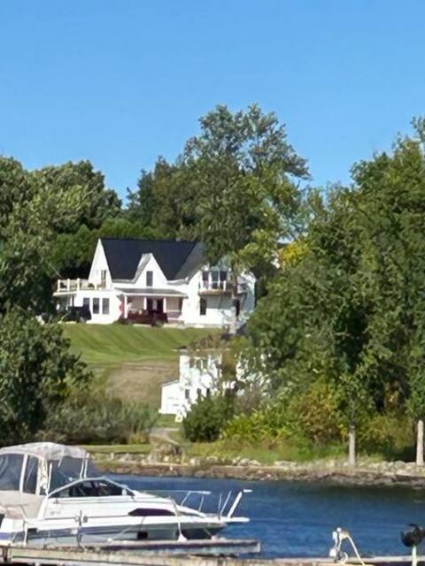 Gray's Manor - Lake Memphremagog