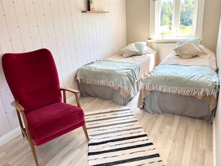 2 מיטות ברוחב 90 ס"מ ואורך 200 ס"מ. 