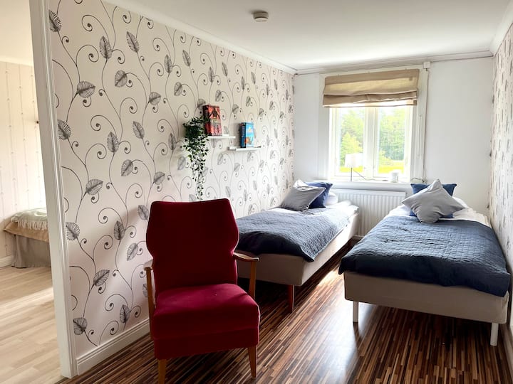 2 מיטות יחיד ברוחב 90 ס"מ ואורך 200 ס"מ