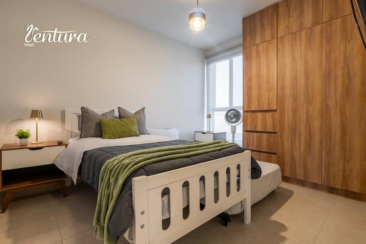 Druhá izba s čistou posteľnou bielizňou a perinou, kvalitnými vankúšmi, 32-palcovou inteligentnou TV a ventilátorom, ako aj priestormi v skriniach. (Máme dve samostatné jednolôžkové postele.)