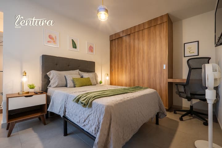 Hlavná spálňa s čistou posteľnou bielizňou a perinou, kvalitnými vankúšmi a vrchným matracom Lunna, 32-palcovým inteligentným televízorom a kompletne vybavenou vlastnou kúpeľňou. 