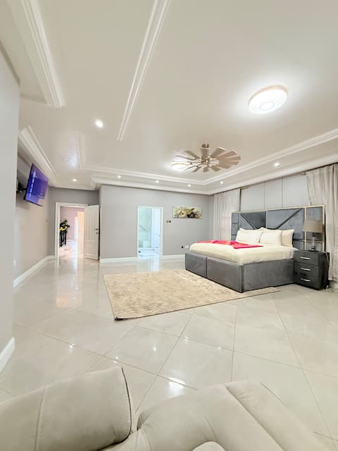 Grand Jacuzz1 @ East Airport