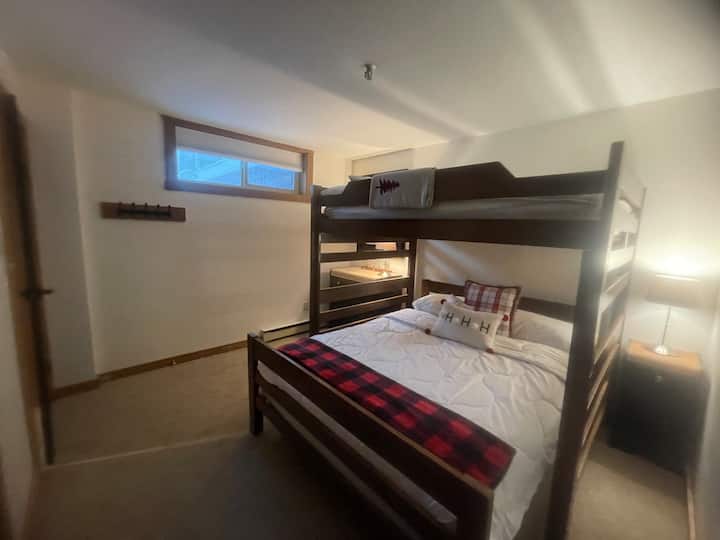 นี่เป็นเตียงควีนไซส์ที่มีเตียงคู่อยู่ด้านบนและสะดวกสบายมากและอยู่บนชั้นสองมีห้องน้ำเต็มรูปแบบระหว่างห้องนี้และห้องใจดี 