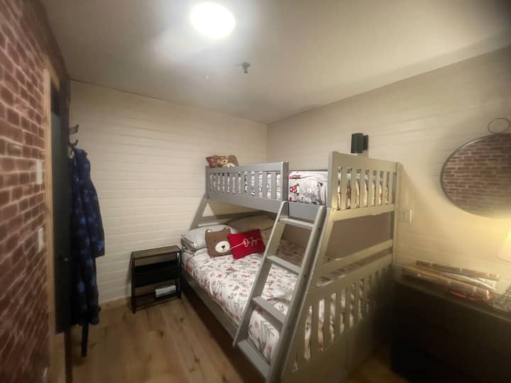 เตียงคู่/เตียงเดี่ยวด้านบนสะดวกสบายมากสำหรับครอบครัวหรือเด็กและนี่คือห้องซักรีด