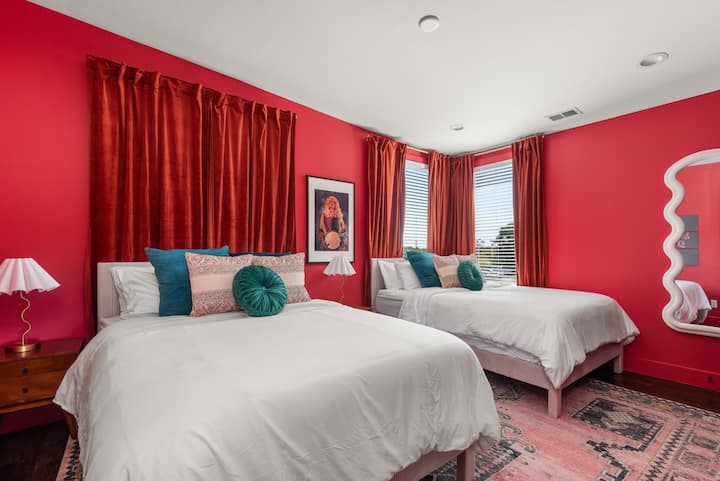 Მყუდრო და შთამბეჭდავი, ეს საძინებელი იდეალური დასვენებაა ძიების შემდეგ. Შეავსეთ (2) დედოფლის საწოლებით, თეთრი თეთრეულითა და მეხსიერების ქაფის ლეიბებით