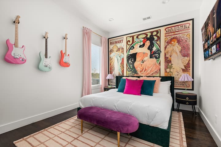 Მოხატულობის საძინებელი. ეს სივრცე აღჭურვილია მეხსიერების ქაფის მატრასითა და ხრაშუნა თეთრი თეთრეულით.