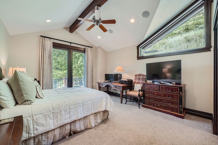 ดื่มด่ำกับความหรูหราในห้องพักสุดหรูบนชั้นบนสุดของเรา พร้อมระเบียงส่วนตัวกลางแจ้ง เพลิดเพลินกับเตียงนุ่มพร้อมผ้าปูที่นอนระดับพรีเมียม แสงธรรมชาติที่ส่องสว่าง และฝักบัวอาบน้ำที่ทันสมัยเพื่อความสะดวกสบาย ลานบ้านเป็นพื้นที่ที่สงบสุขสำหรับการพักผ่อนและผ่อนคลาย ✨