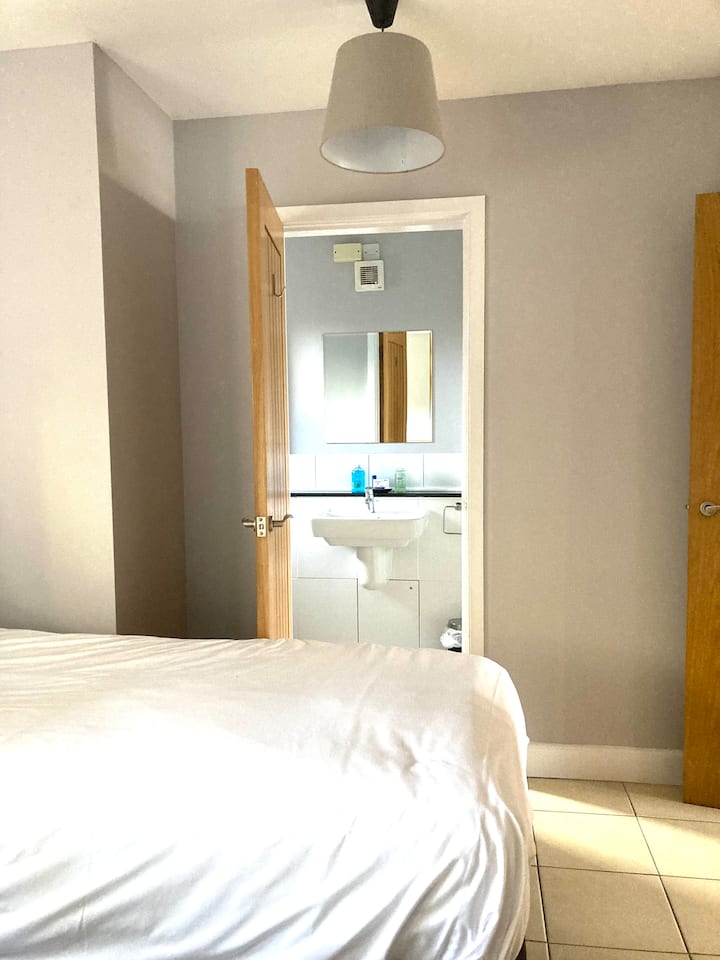 Სააბაზანო საძინებლიდან 2
Ამ ოთახში არის სარეცხი მანქანა/საშრობი