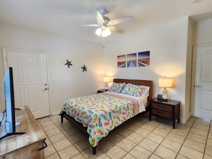 2. smještajna jedinica – prizemlje – spavaća soba s bračnim krevetom (širine 150 – 179 cm) i svjetiljkama koje imaju USB priključke