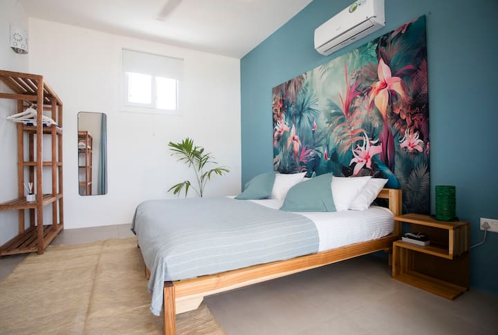 Kasa Pili al piano superiore, la nostra camera tropicale con vista, questa camera può essere un letto matrimoniale o due singoli, può ospitare 2 persone