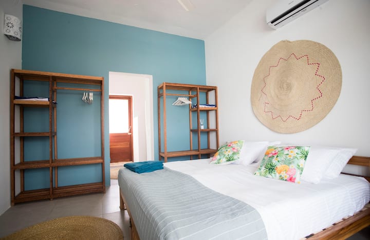 La nostra seconda camera da letto al piano di sotto a Kasa Pili, può essere un letto king size o due singoli, per 2 persone