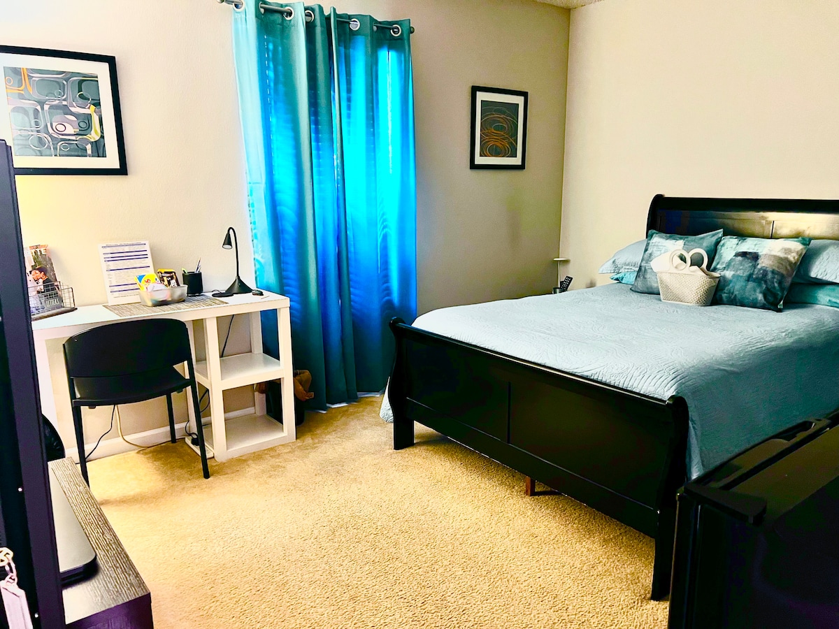 Dormitorio #2 con cerradura con llave para tu tranquilidad. Cama de tamaño completo, tocador, mesita de noche, TV inteligente 55, escritorio de computadora y mininevera. El baño completo se encuentra al otro lado del pasillo.