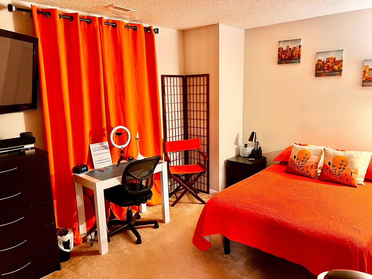 Acogedora villa en la planta superior tiene una cerradura con llave. Cama inclinada ajustable de tamaño completo, TV de 42pulgadas con Netflix instalado, escritorio, nevera y ventilador. Cortinas oscuras de la habitación. Un baño compartido y una barra de desayuno de autoservicio de cortesía se encuentran a solo unos pasos del pasillo.