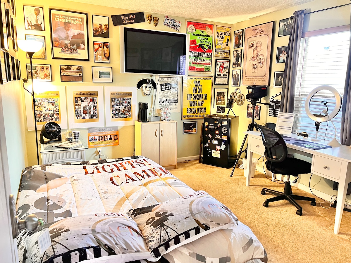 Nuestro cuarto dormitorio, con una cama de tamaño completo, es nuestra "Habitación temática de actores". Aquí estarás rodeado de fotos exclusivas de actores famosos y una colección de auténticos recuerdos de televisión y películas. Sueña en grande. 