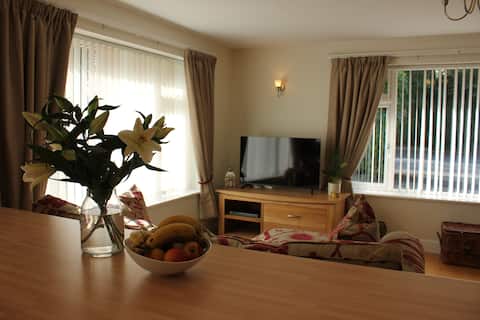 Top Airbnb: Guest house close to station in Leckhampton With Warden Hill