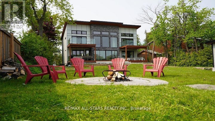 Luxury Waterfront Cottage+Games Room