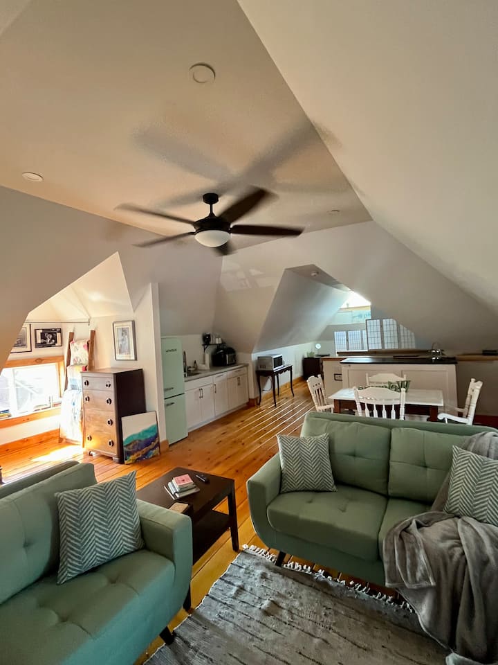 The Lakeview Loft - Port Colborne