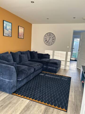 Modern Home in Edinburgh gallery image 3