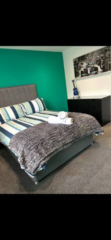 Modern Home in Edinburgh gallery image 5