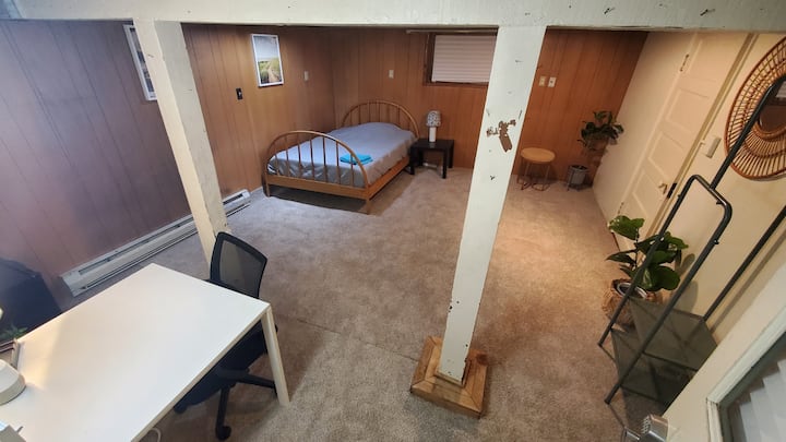 Habitación privada con minifridge, microondas , cama firme tamaño queen, sábanas lavadas profesionalmente, una almohada, una manta, escritorio y silla y armario pequeño con estante y 10 perchas y vestidor.