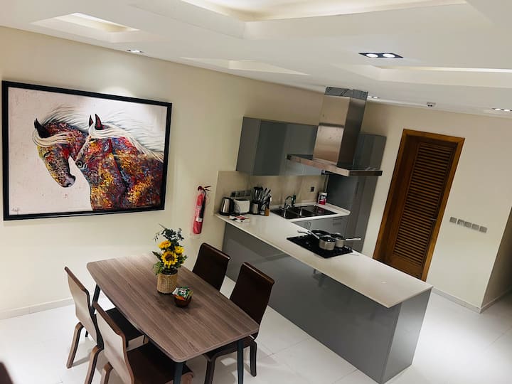 Cascade- Stylish 2BR Apt W/Pool/Gym in Ikoyi