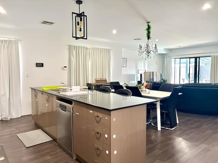The Serene Oasis Of Hilbert-spacious 4bedroom Home - Armadale