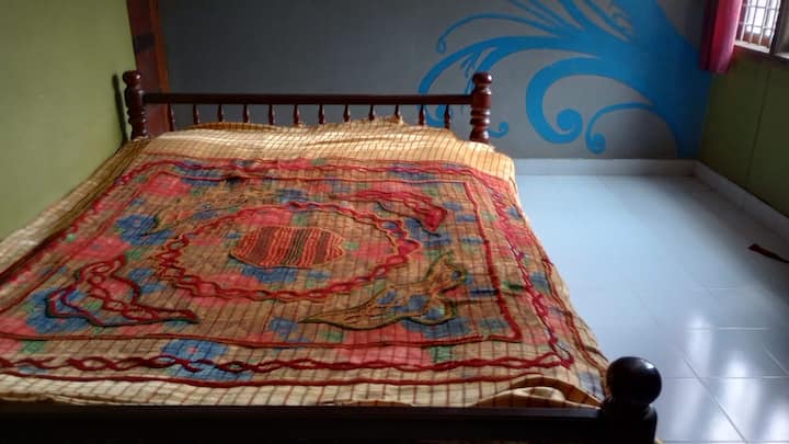 Cama tamaño king y armario disponibles 