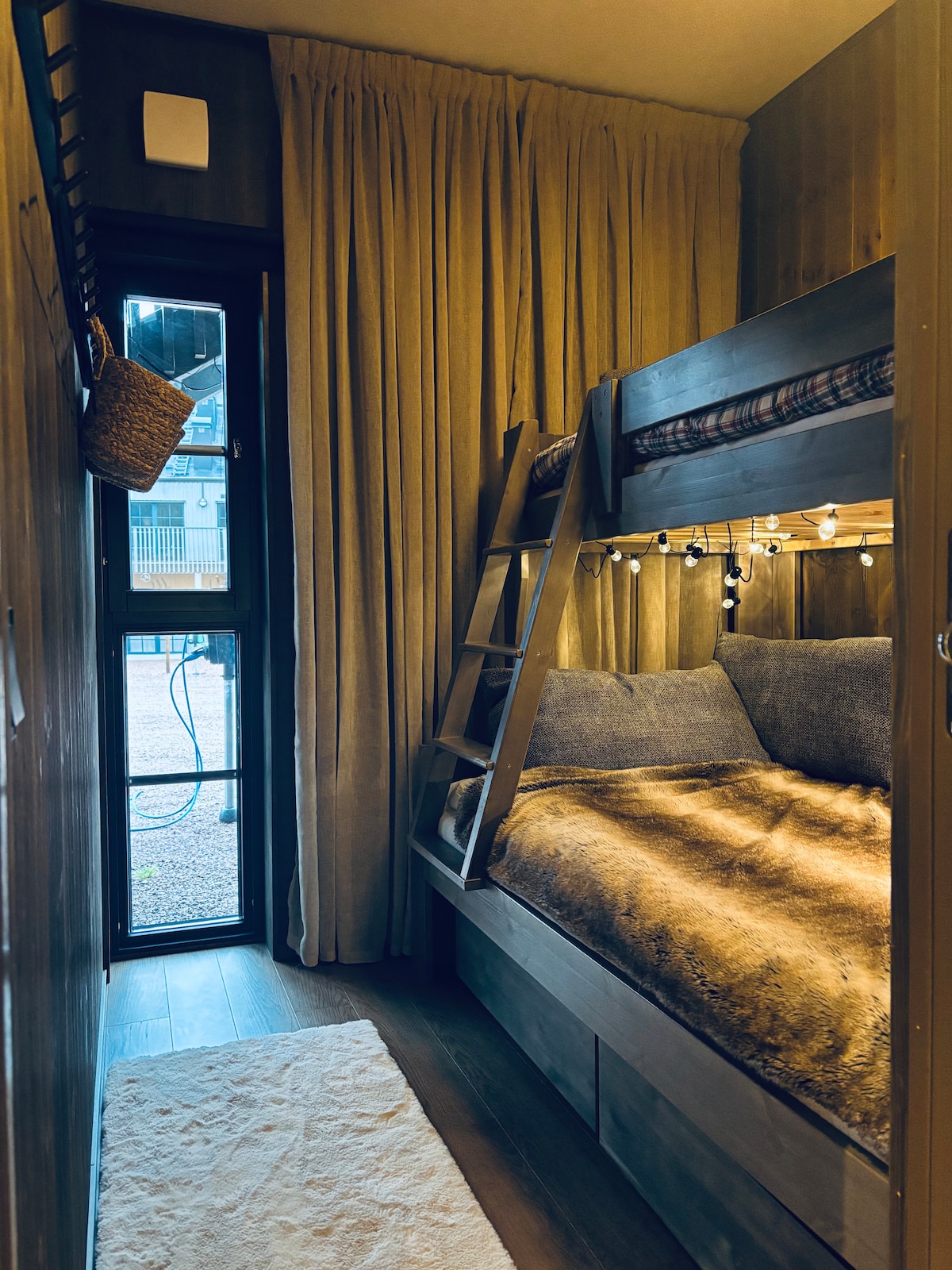 Litera de 120/90 cm de ancho
Almacenamiento en cajones de cama, 1 armario de pared y ganchos en la pared. 