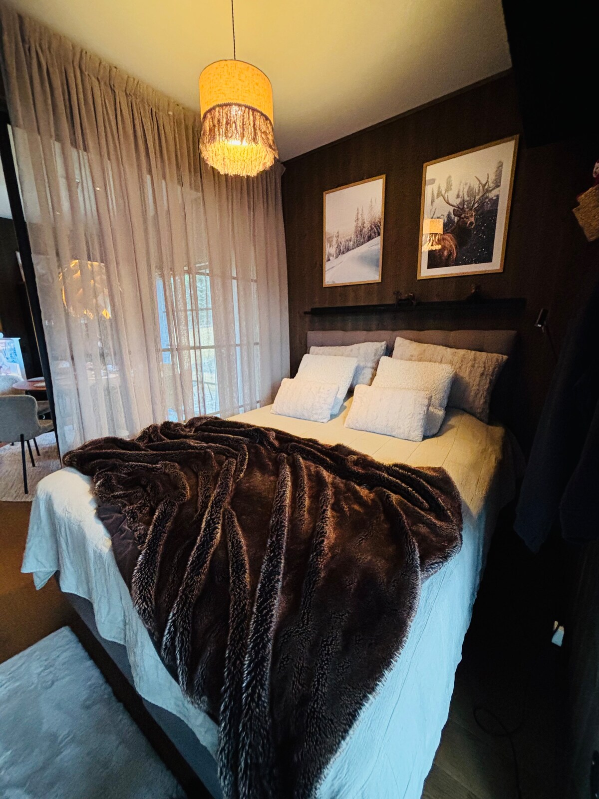 Cama de 160 cm de ancho
Hay televisión con Apple TV en el dormitorio. 
Almacenamiento en armarios de pared y ganchos en la pared.