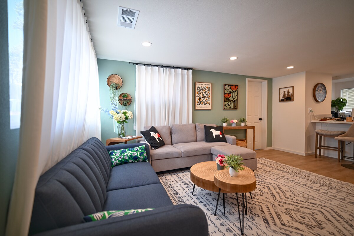Successful Airbnb property: Newly Renovated, Pine & Peak Cabin, 6 Cars Parking in Big Bear City
