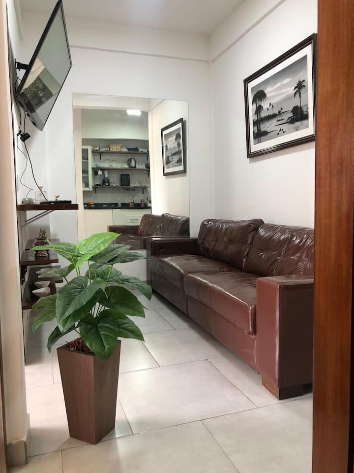 超快適な2人掛けソファ 
50インチスマートテレビ、天井ファン 
