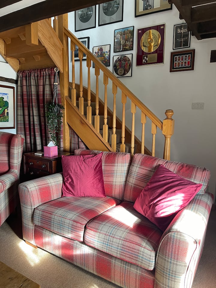 200 Year Old Thatch Cottage B&b - Wiltshire