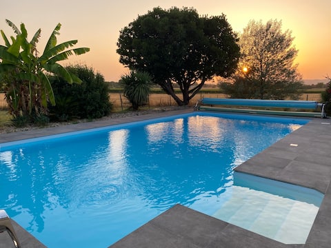 Country house with swimming pool and 2400 m2 plot
