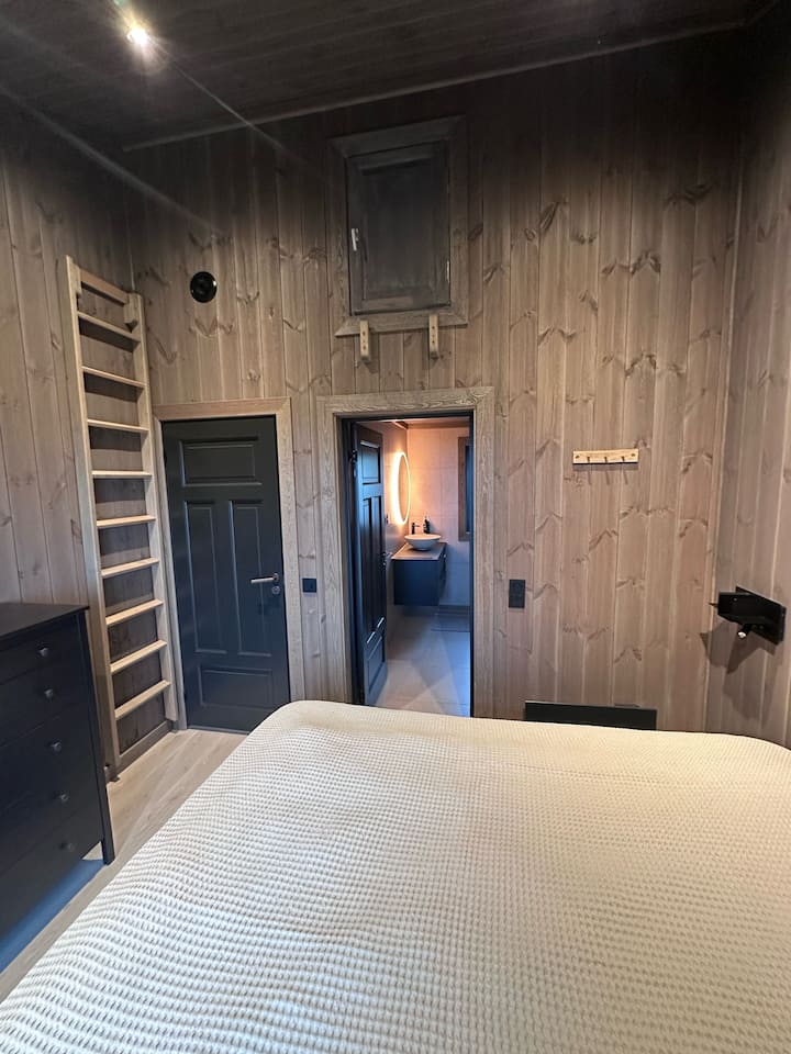 Lartësi e madhe e tavanit në dhomën kryesore të gjumit.