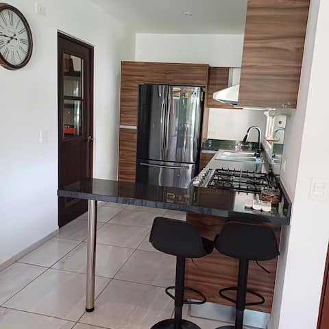 Popular Airbnb listing: Casa Colibrí, near the airport in Supermanzana 329